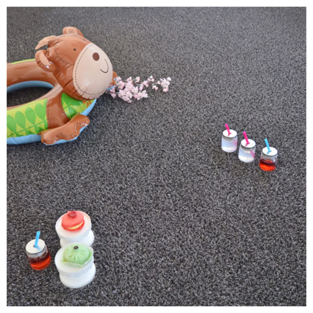 Gazon Synthétique Happy Party - Couleur Gris Foncé - Classé Feu - 20mm - 2m X 7m 2 Gazon Synthétique Happy Party - Couleur Gris Foncé - Classé Feu - 20mm - 2m X 7m – Image 2